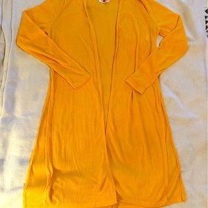 Lightweight long duster with side slits.  Perfect over a tank/tee with leggings!